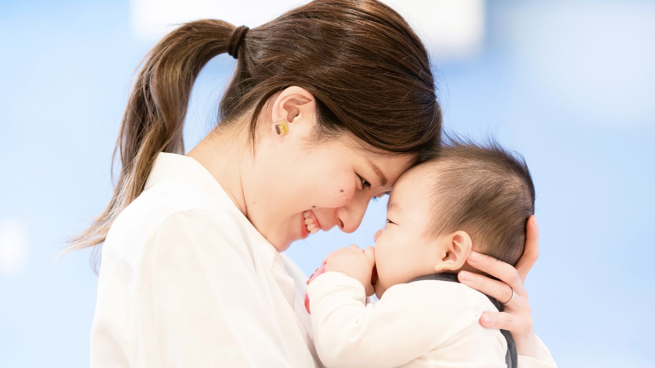 新生児を優しく抱きしめる母親。妊娠中の貧血管理が出産後の母子の健康に与える影響を示唆する感情的なシーン