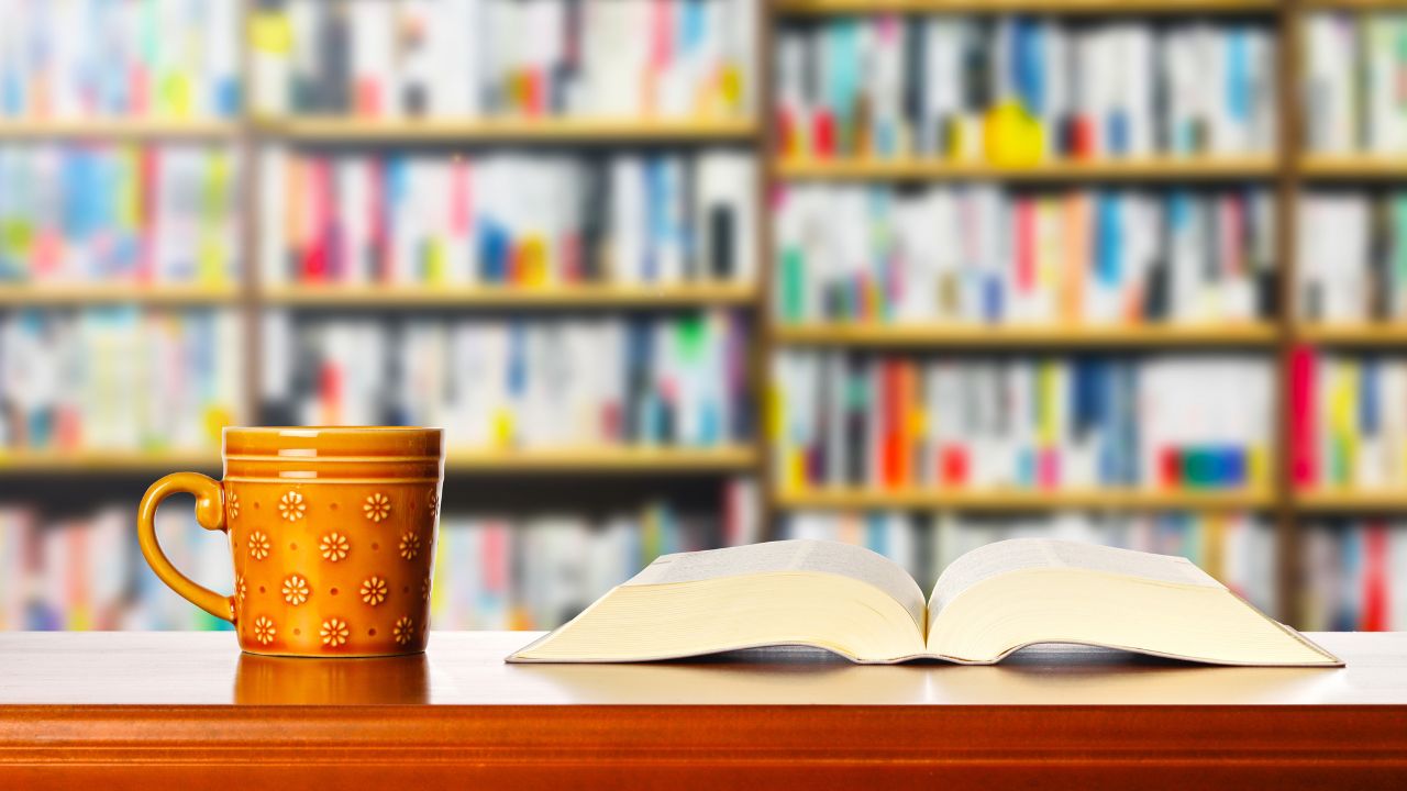 温かい飲み物と読書が並ぶ静かな空間。貧血や冷え性改善のためには、鉄分補給とリラックスを取り入れた生活習慣の見直しが重要