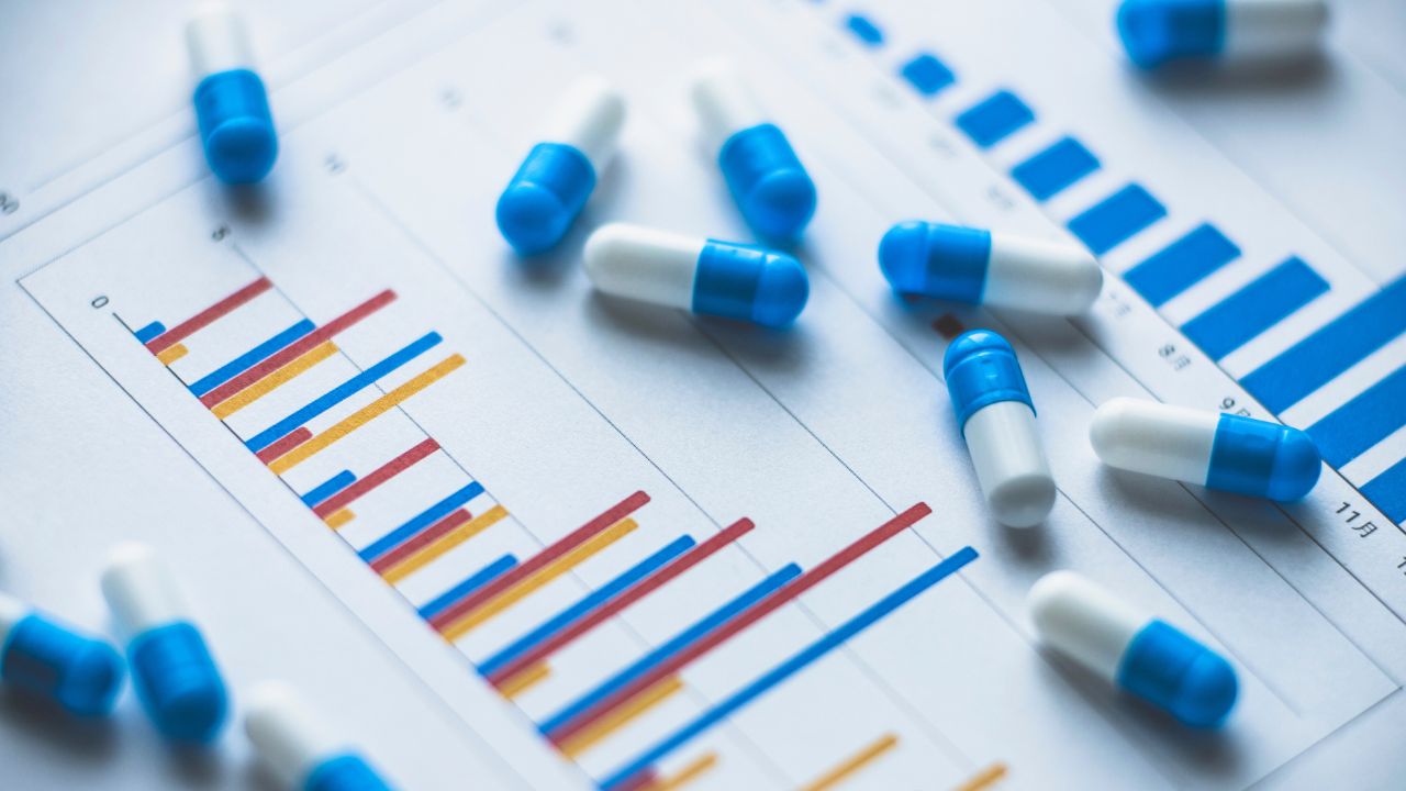 カプセル薬と分析チャートが並ぶ画像。鉄分吸収に影響する要因は、ホルモン・食事・遺伝など多岐にわたる