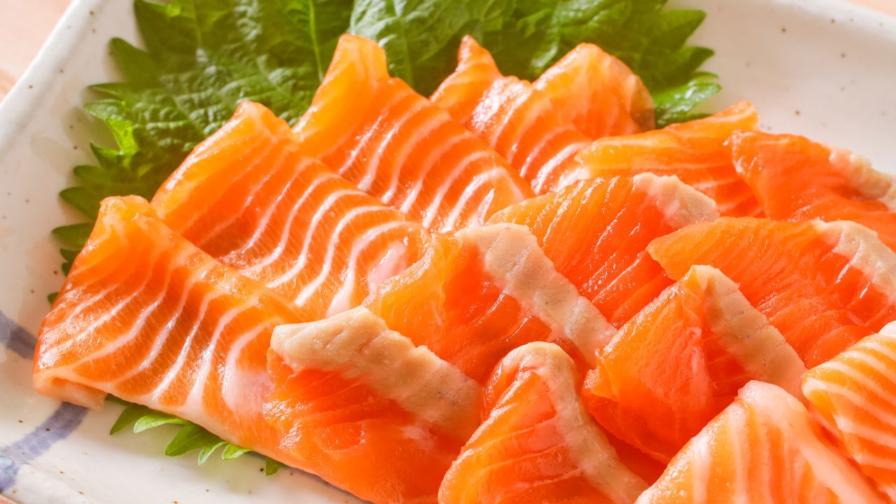 サーモンの刺身。魚にも鉄分は含まれるが、肉類に多く含まれるヘム鉄のほうが吸収率が高く、効率的な鉄分補給に適する
