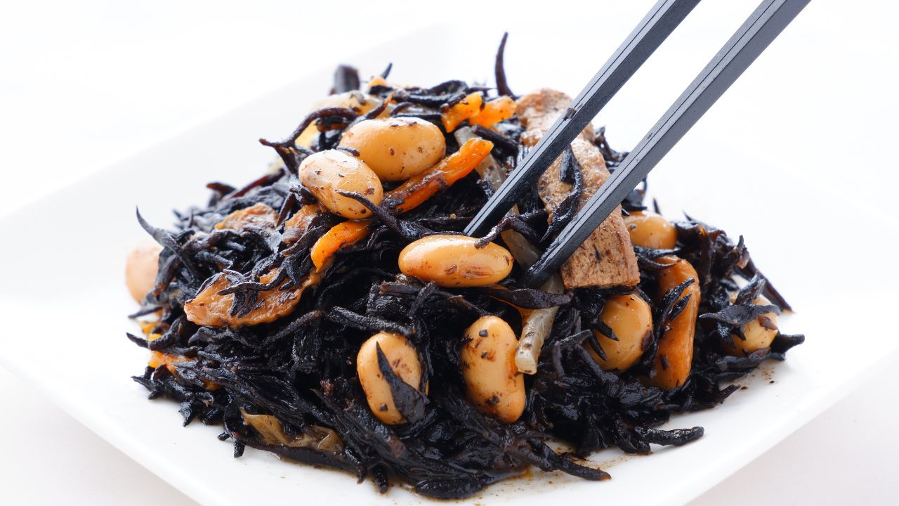 鉄鍋で調理されたひじき煮の料理例。鉄鍋から溶け出す鉄分は非ヘム鉄として食品に吸収され、鉄分補給に効果的