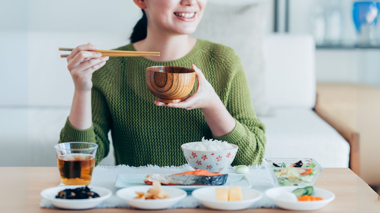 食事を楽しみながら鉄分を効率よく吸収する女性。リラックスした食事環境も吸収をサポートする