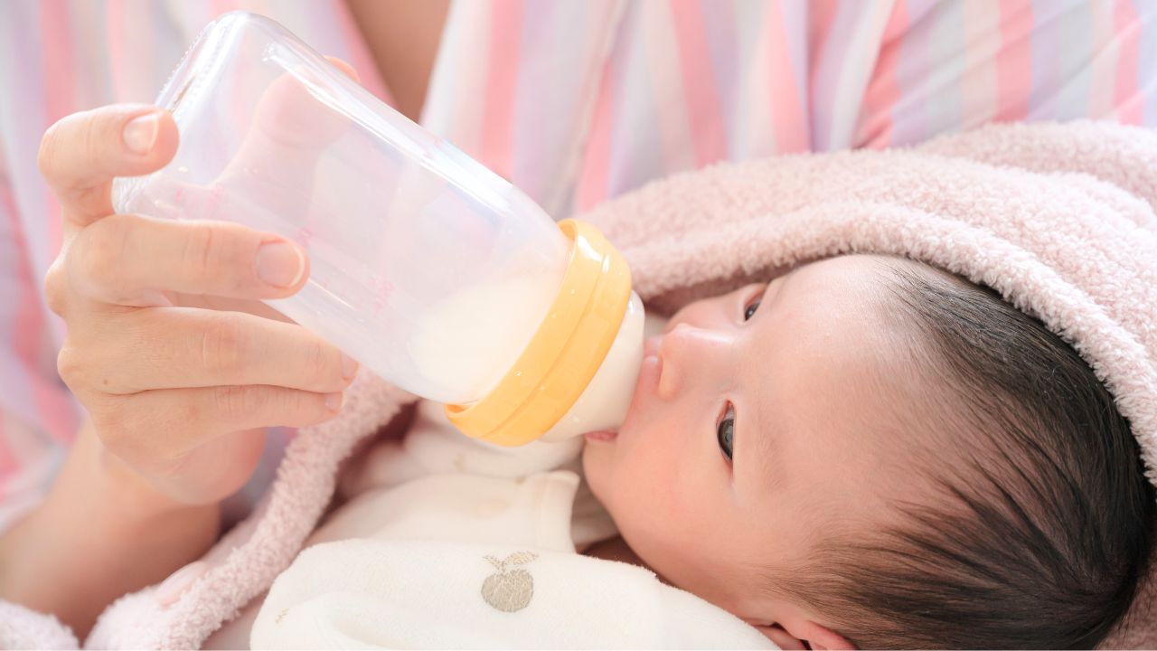 哺乳瓶でミルクを飲む赤ちゃん。母乳育児やミルク育児における鉄分補給の工夫が赤ちゃんの健康維持に重要