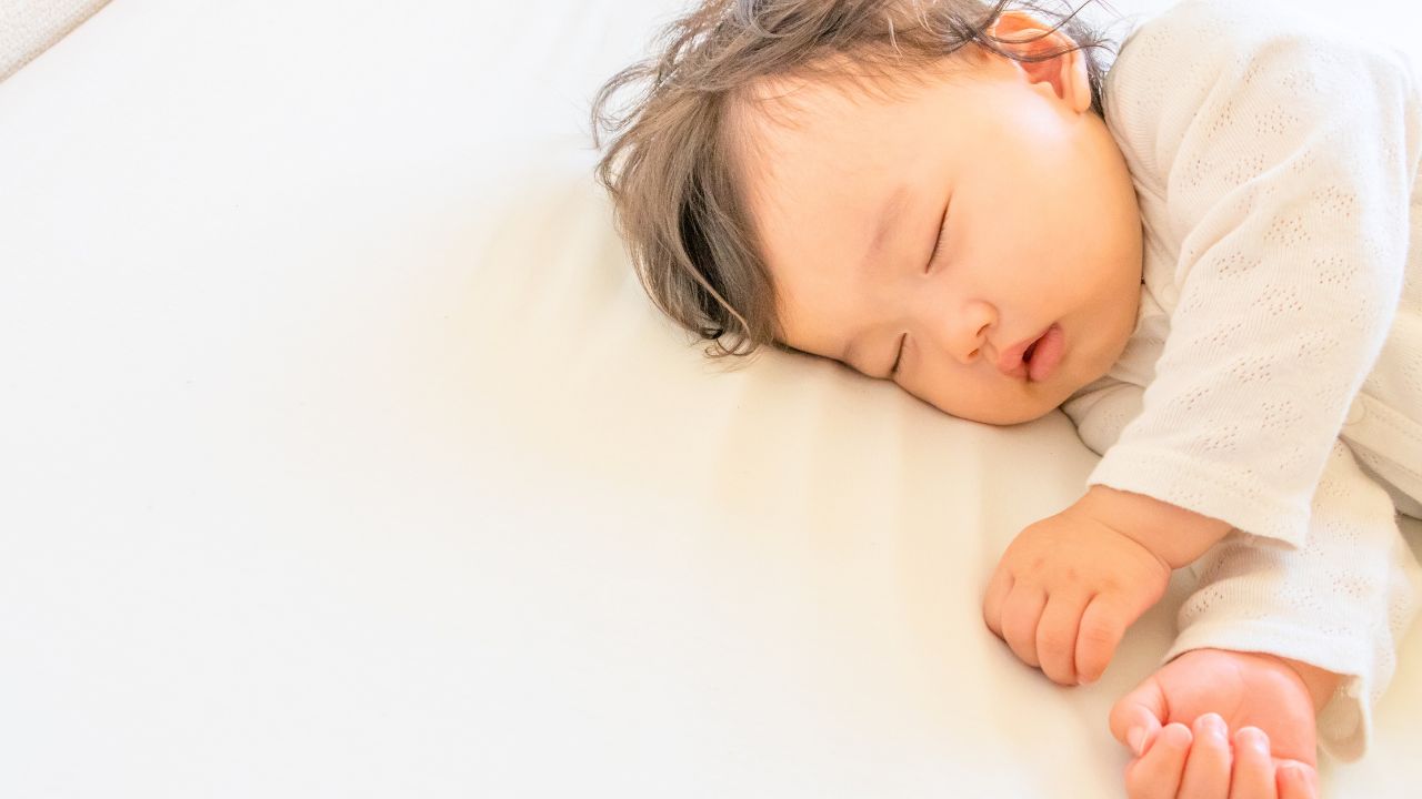 疲れてうつ伏せで眠る幼児。鉄分不足による赤ちゃんの眠気や元気の低下に注意が必要