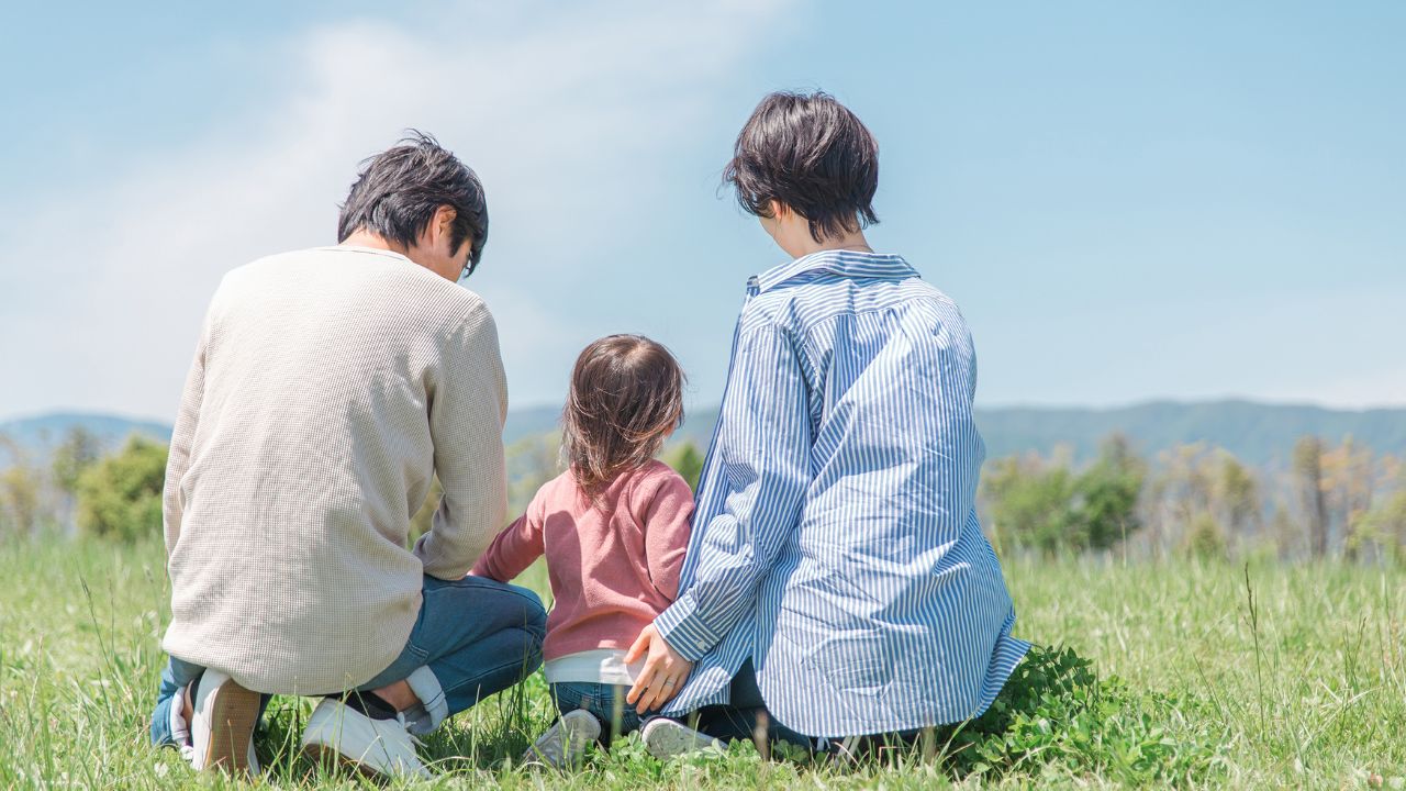草原で過ごす家族3人の後ろ姿。家族全体で鉄分の摂取量を意識した栄養管理に取り組むことが健康維持につながる