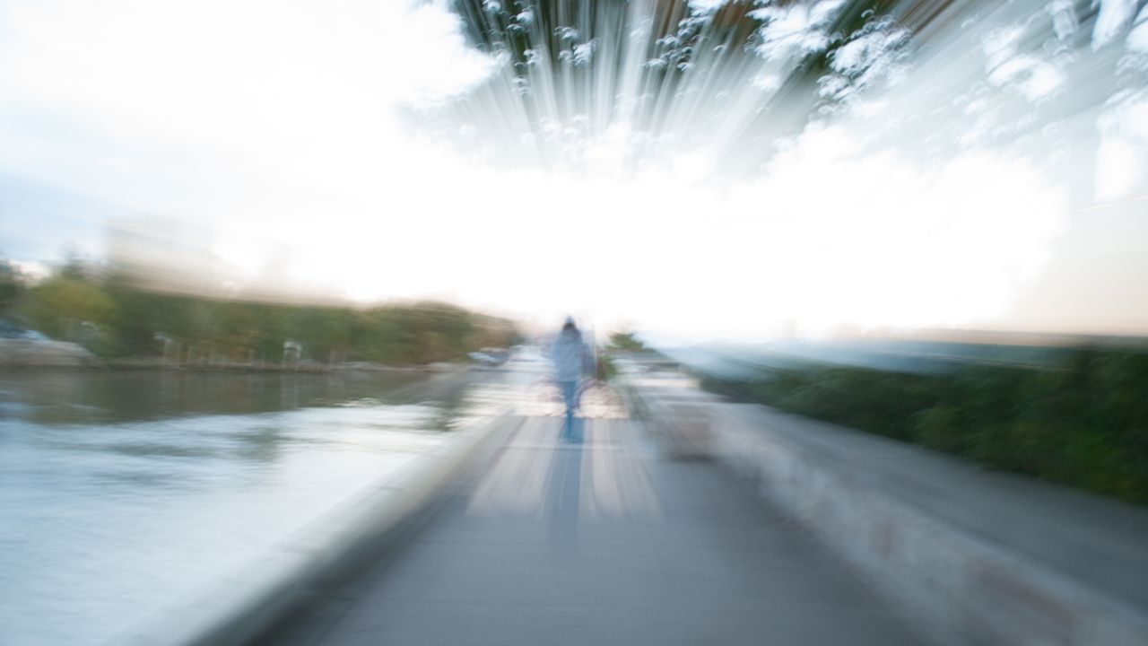 めまいや立ちくらみによる視界の歪みを表現した風景｜脳貧血による感覚異常を示す一例