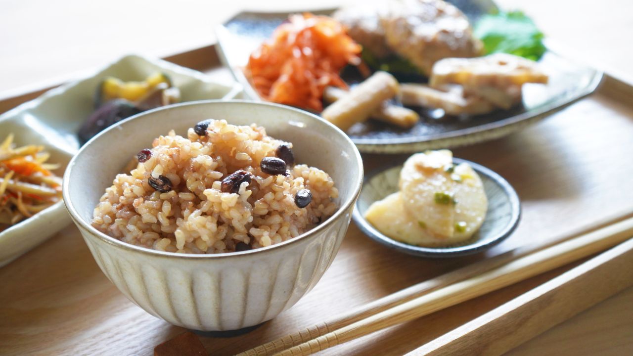 副菜とともに茶碗によそわれた玄米ご飯。フィチン酸の影響を減らす調理法を取り入れて、安心して玄米を日常の食事に取り入れる工夫が大切