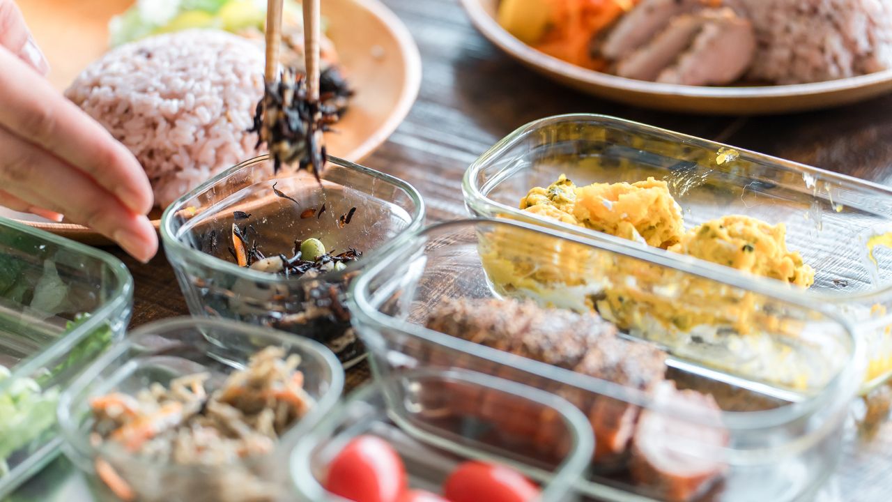 野菜・タンパク質・海藻などを取り入れたバランスの良い食事。コレステロールの正常化には食生活の見直しが効果的