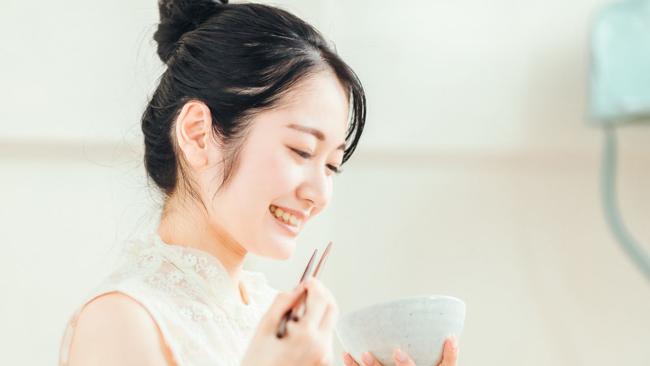 玄米食を楽しむ健康志向の女性。フィチン酸による影響を正しく理解し、ミネラル不足を防ぐ食習慣の見直しが安心につながる