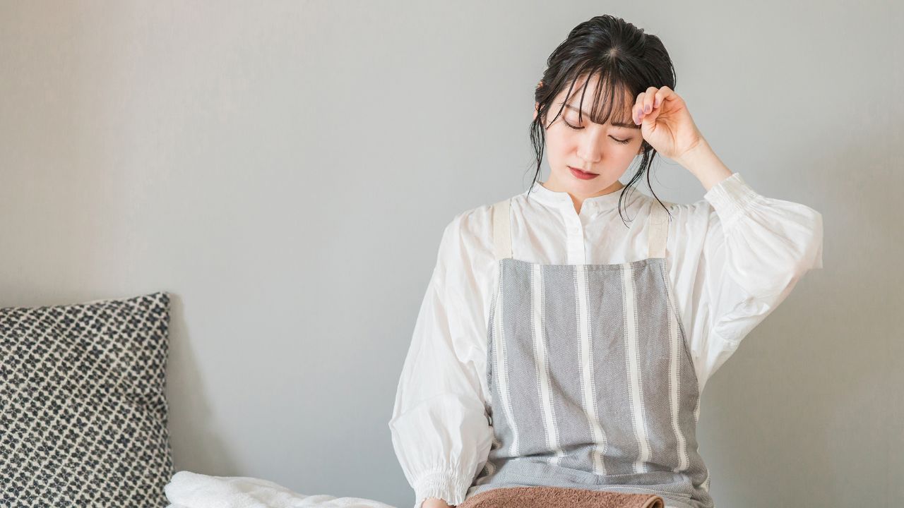 「起立性低血圧によるめまいや倦怠感に悩む女性。原因は加齢や薬の副作用、自律神経障害など多岐にわたる