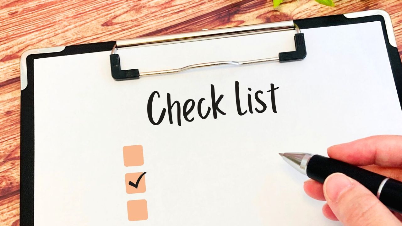 「Check List」と書かれたボードにチェックを入れる場面。健康診断の血液検査項目を正しく把握し、生活改善に活かす意識を示す。