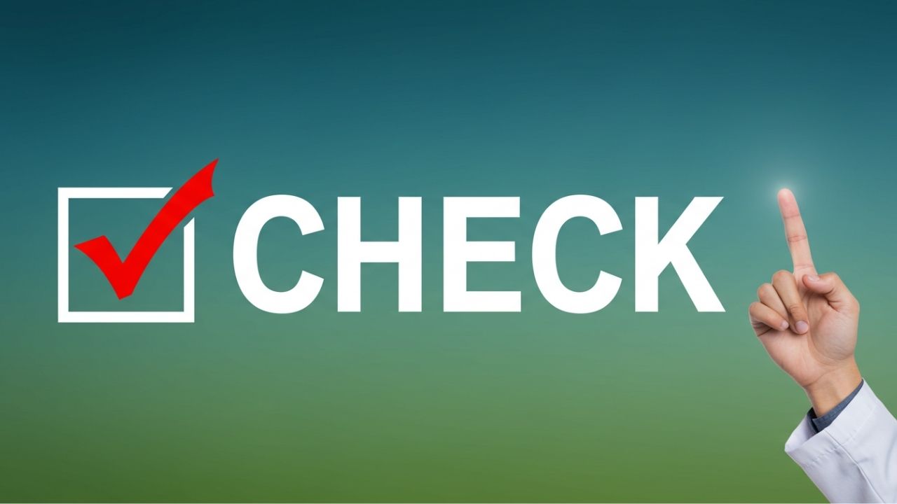 「CHECK」の文字と人差し指を立てる手元。貧血のセルフチェックリストを活用し、自分の体調不良の原因を簡単に確認できる。