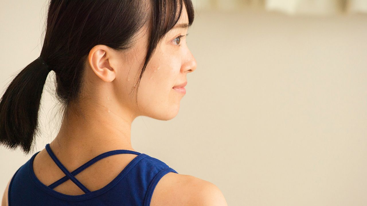 汗をかいている女性アスリート。スポーツ貧血は特に女性に多く見られ、月経をはじめ、多量の発刊でも要因となる場合がある