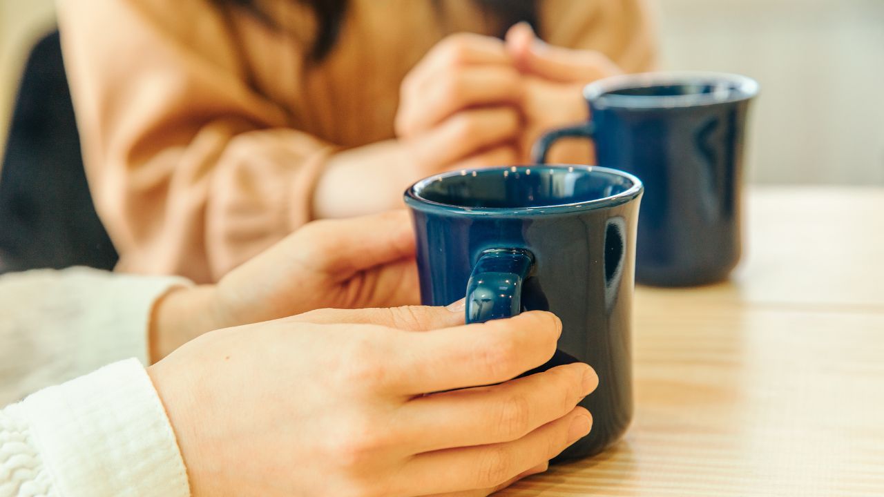 マグカップを持つ女性。スポーツ貧血改善の一環として、タンニンを含む飲料を飲むタイミングに注意することが大切。