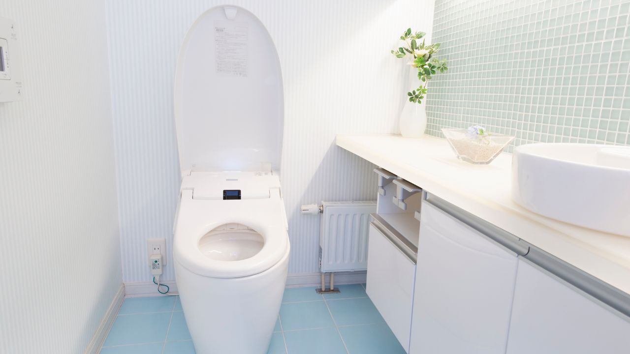 白いトイレ便器の清潔な写真。PNHでは赤色尿が重要な初期症状のひとつで、観察によって異常に気づくことができる