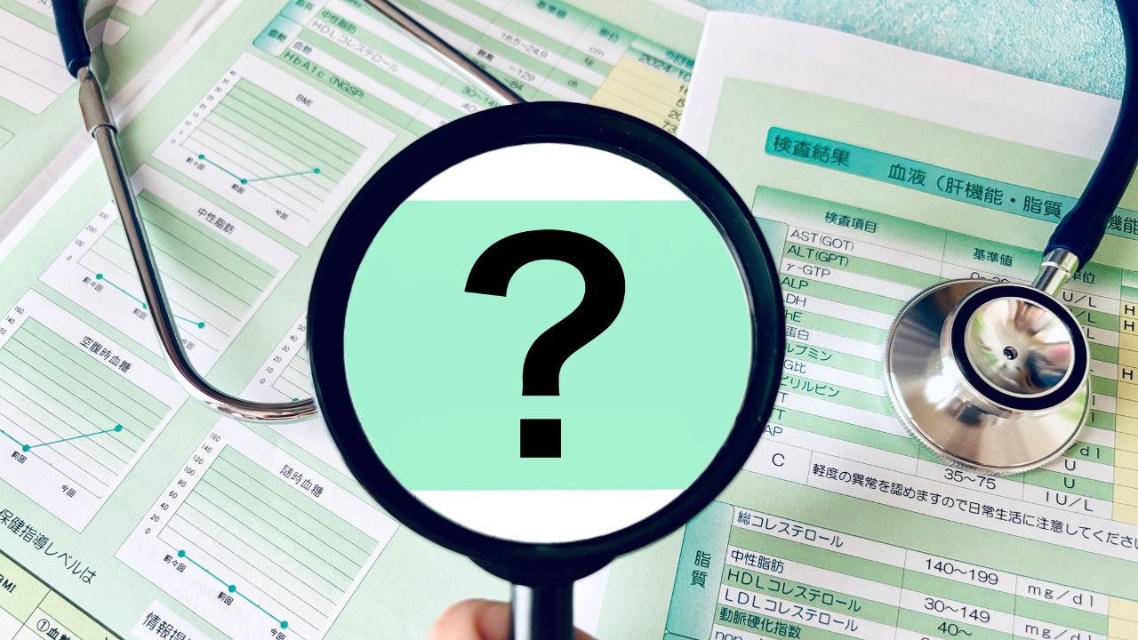 貧血検査の結果に含まれる数値を虫眼鏡で確認するイメージ。フェリチンなどの重要項目が見逃されやすく、精密な確認が必要