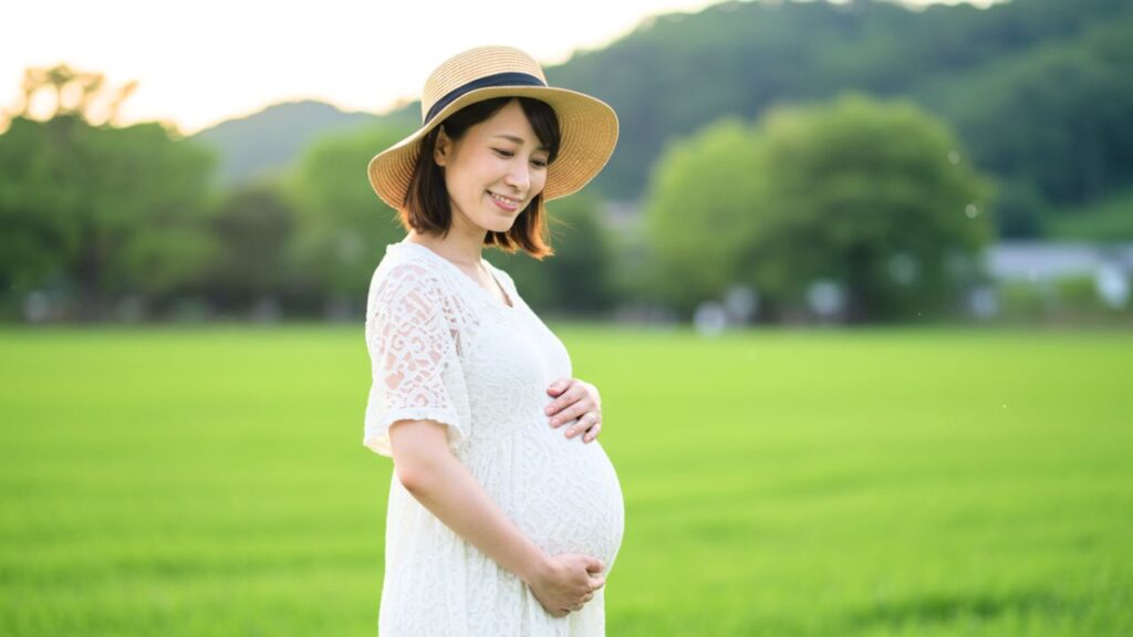 妊娠期に必要な鉄分とビタミン補給の重要性を象徴。鉄分 ビタミンの適切な摂取が母体と胎児の健康を支えることを示す。