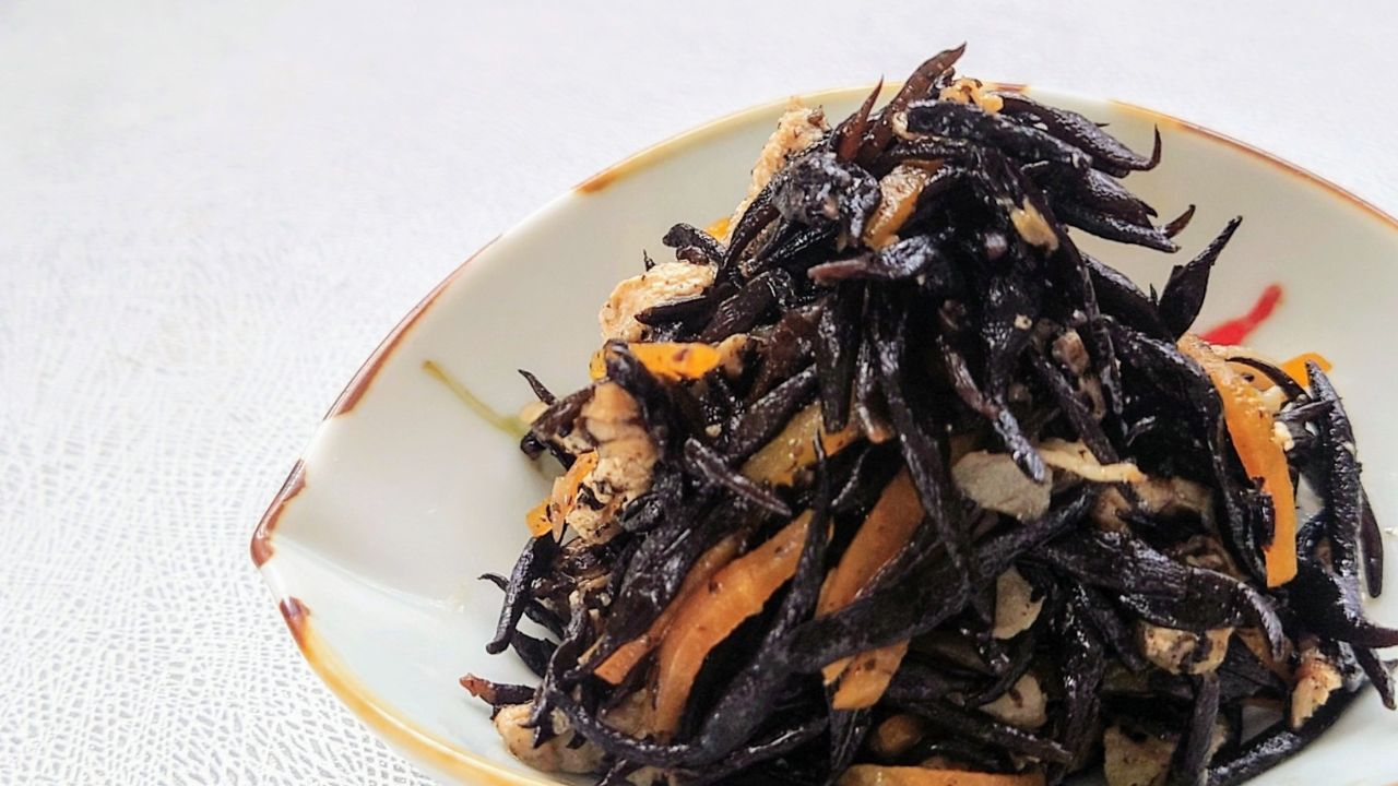 たひじきの煮物。鉄分補給を期待して食べられることが多いが、ひじきの鉄分吸収率には注意が必要