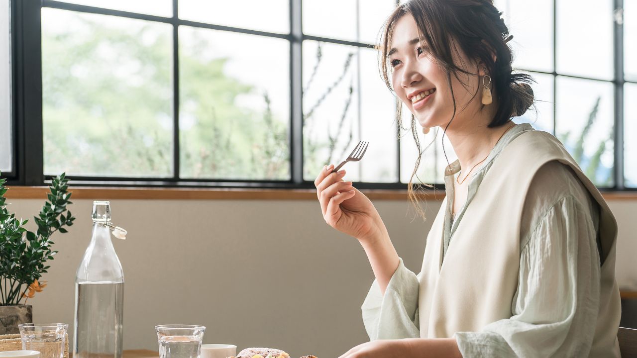 毎日の食事で鉄分を意識する女性。鉄分は毎日継続して摂取することで貧血予防や健康維持に役立つ