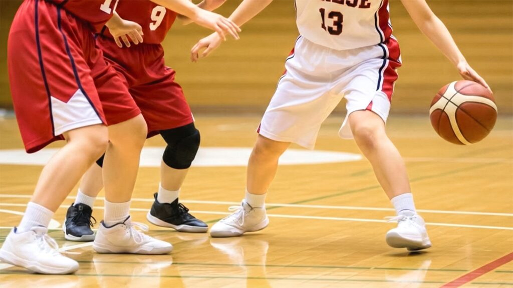 ランニングやジャンプの着地衝撃により、足裏の血管内で赤血球が壊れてしまう「行軍鉄欠乏性貧血」のメカニズム図。