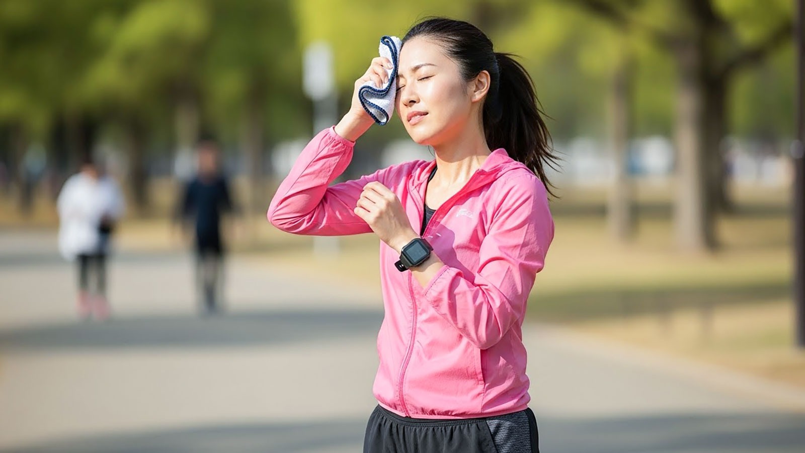 運動中に息切れやだるさを感じる女性の姿。スポーツ貧血の原因とスタミナを維持する食事対策を解説。